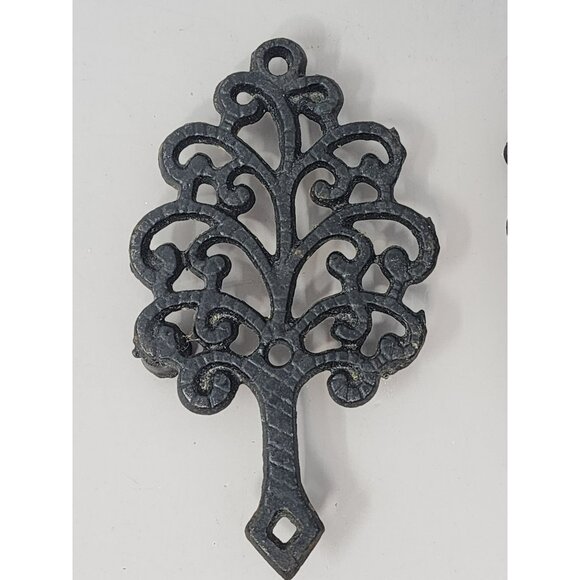 Vintage L.E.G.O. Made in Taiwan Cast Iron Trivet Set With Heart & Vine Design - Picture 6 of 7